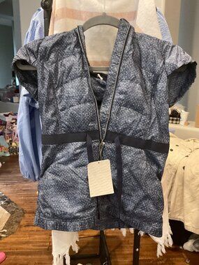 lululemon Sleeveless Zip-Front Hooded Vest | Navy Blue Star Print | Black Ribbon